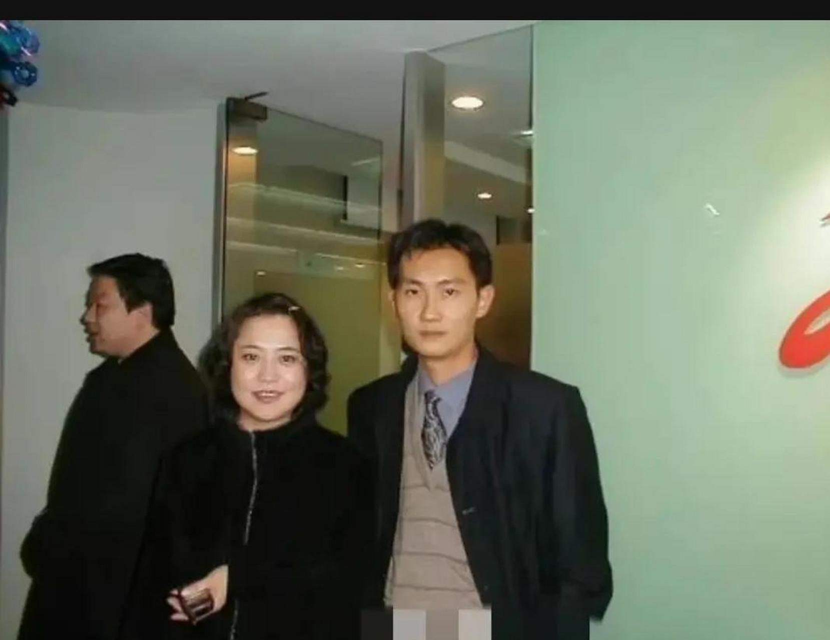 这是一张难得的2001年马化腾夫妇在办公室门口的合照,仔细看会发现