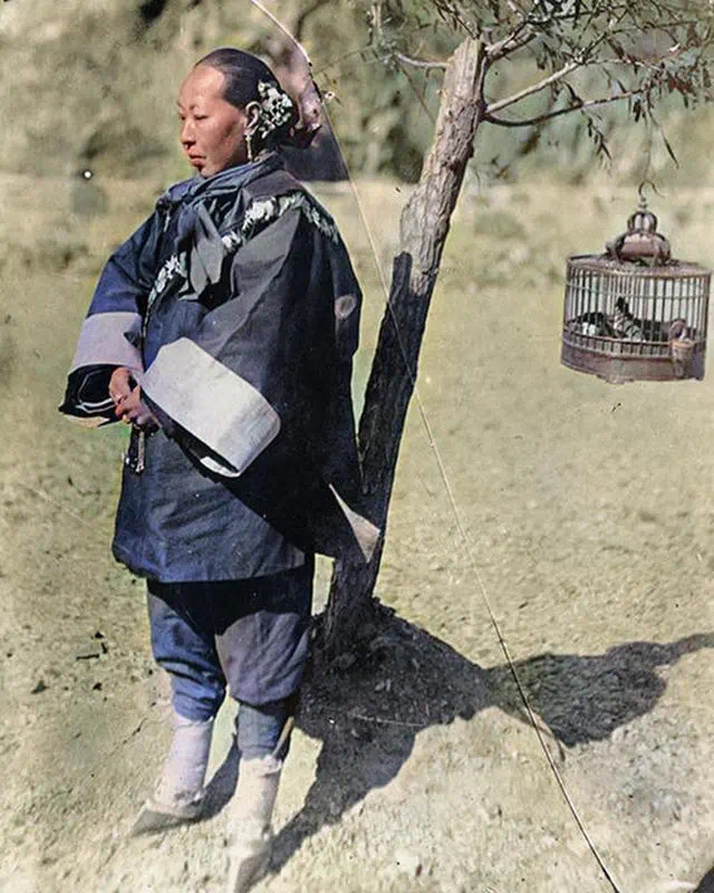 外国摄影师拍摄到的一个清朝女子的照片,从这张照片可以清晰地看到裹