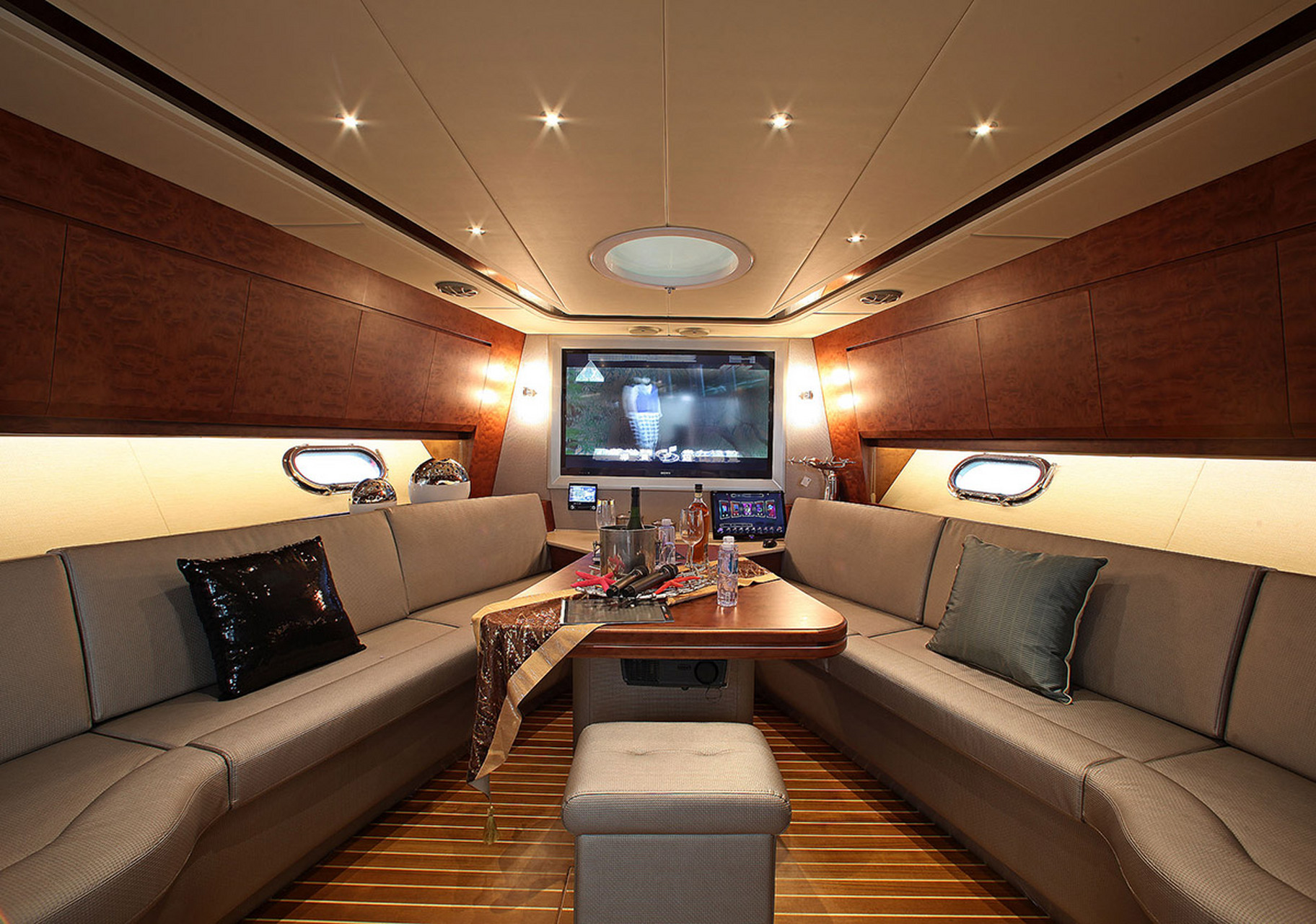 游艇宝贝的存在是能提高游艇出海的氛围的,同时也会让整个出海过程