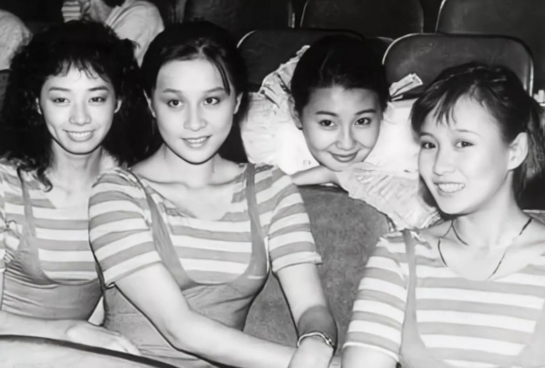 当年张曼玉和齐秦的合照,齐秦的爆炸头太吸睛了,张曼玉的金色腰带也很