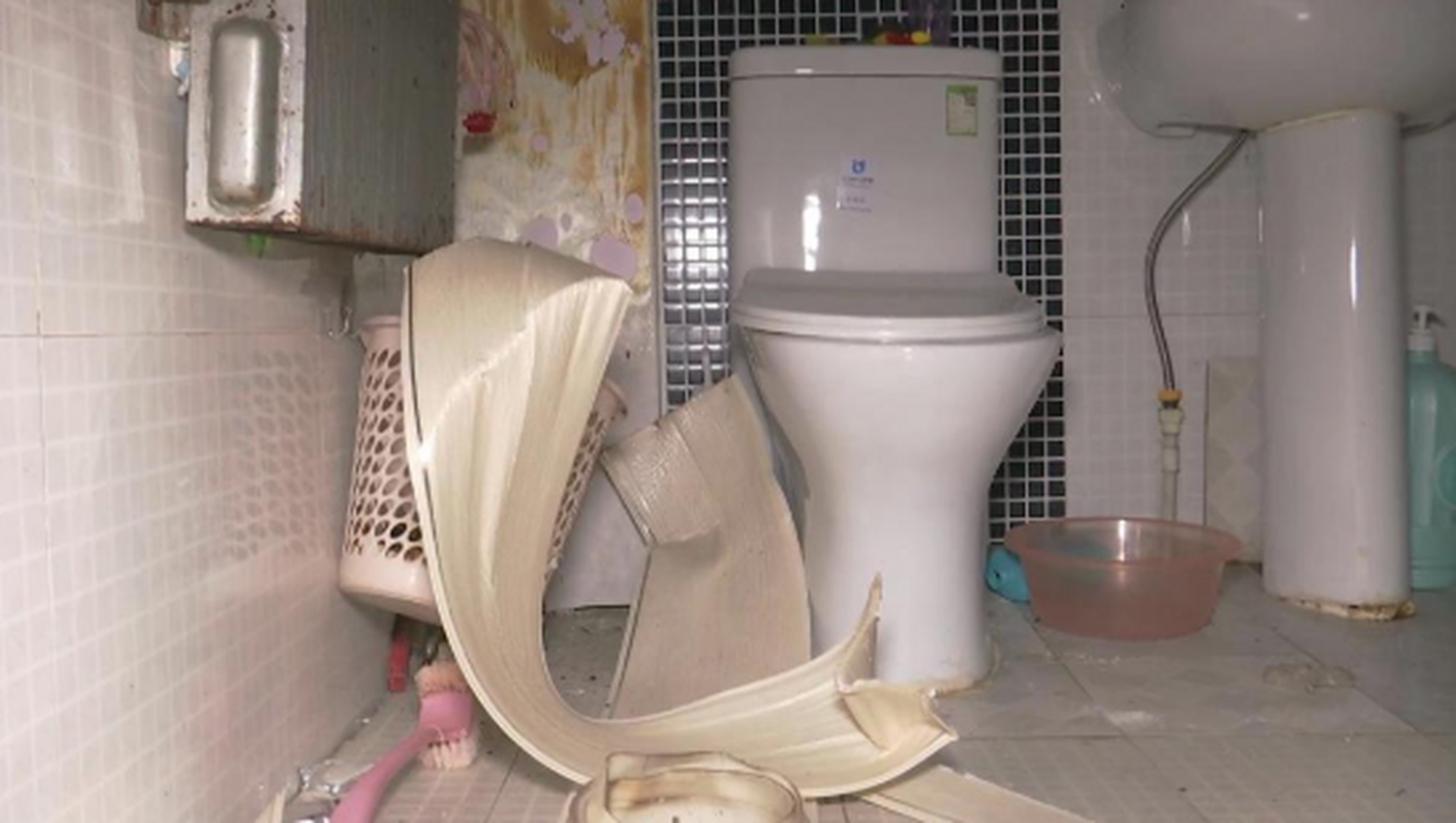 男子蹲厕所抽烟,突然爆炸了