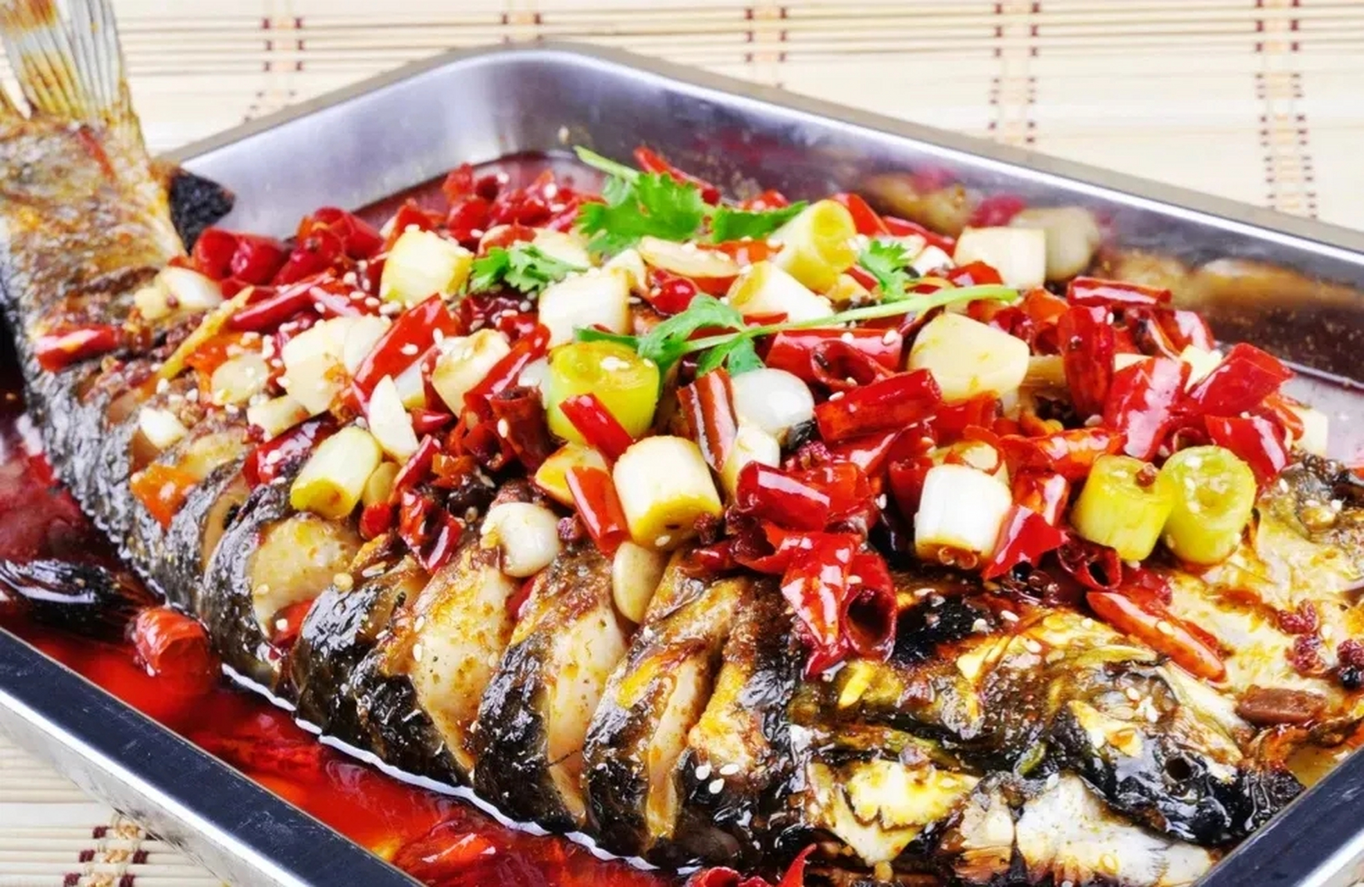 巫溪烤鱼发源于大宁河边,距今已有两千多年的历史了,当时纤夫沿河拉船