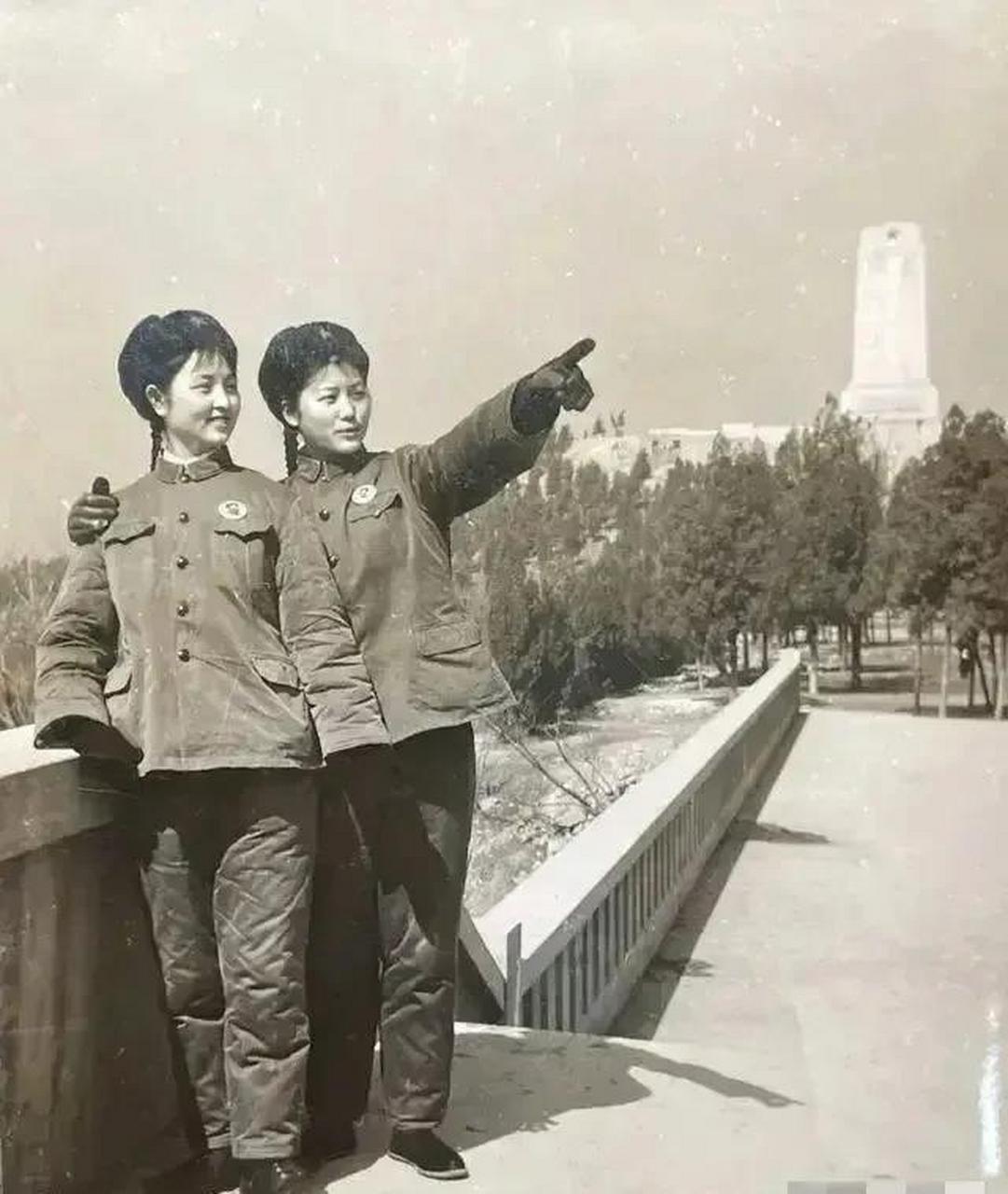 两个女兵很了不起,穿四个兜的军装,说明是军官,最小是排级,当时人们都