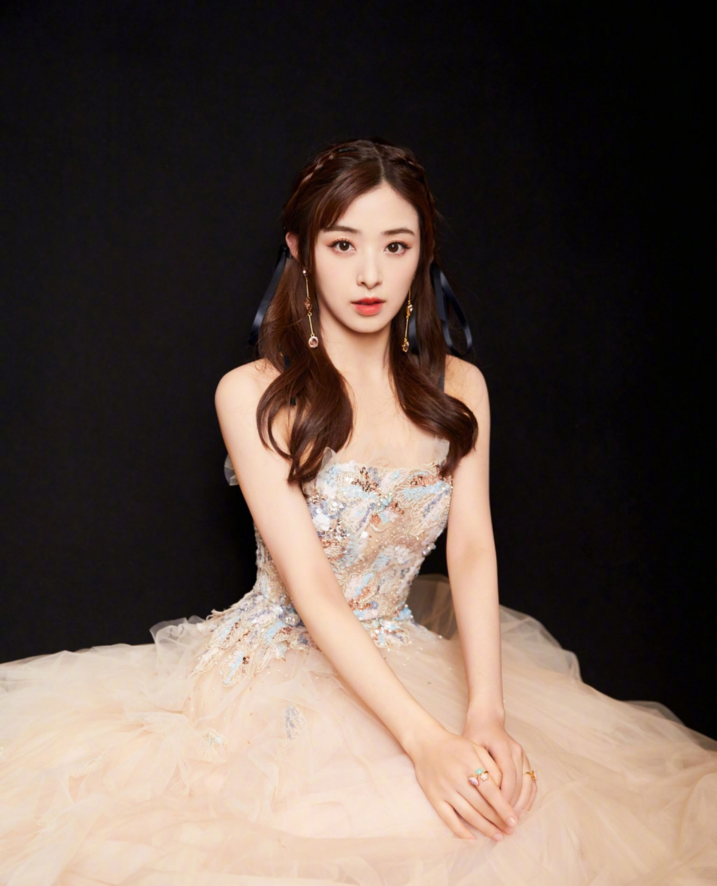 张含韵甜美可爱抹胸礼裙写真