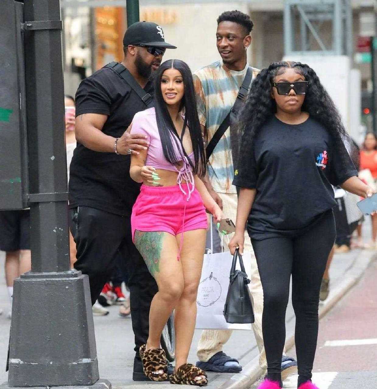 美国说唱歌手卡迪·b现身纽约街头的街拍美图.