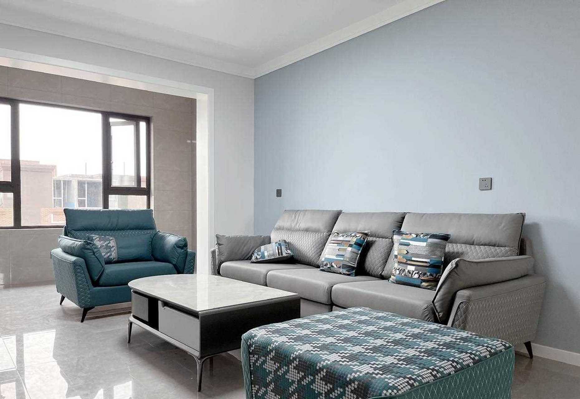 灰蓝色墙漆搭配灰色皮质沙发,再加上几个拼接布艺靠枕,颜色靓丽的单人