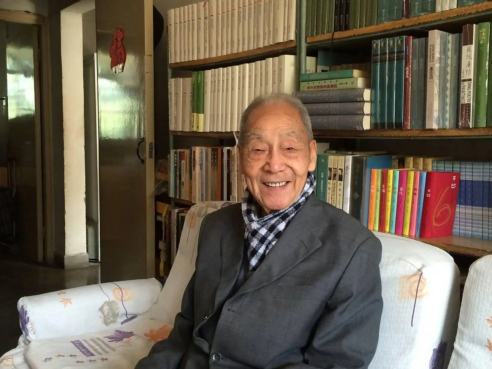 2017年,俞敏洪看望96岁老师许渊冲,却发现已经96岁的恩师住的房子里