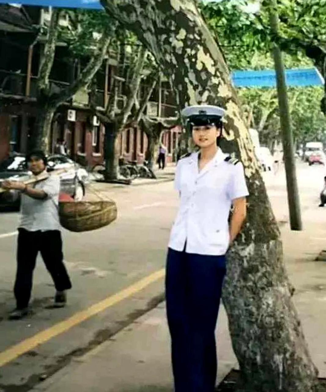 这位海军女兵身着87式军装,上白下蓝,五官精致,眼神中透着坚毅.