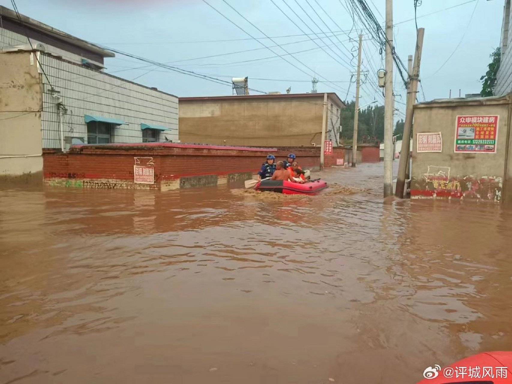 涿州街头现全国多地车牌救援车#】#多方紧急驰援涿州# 8月2日,罕北