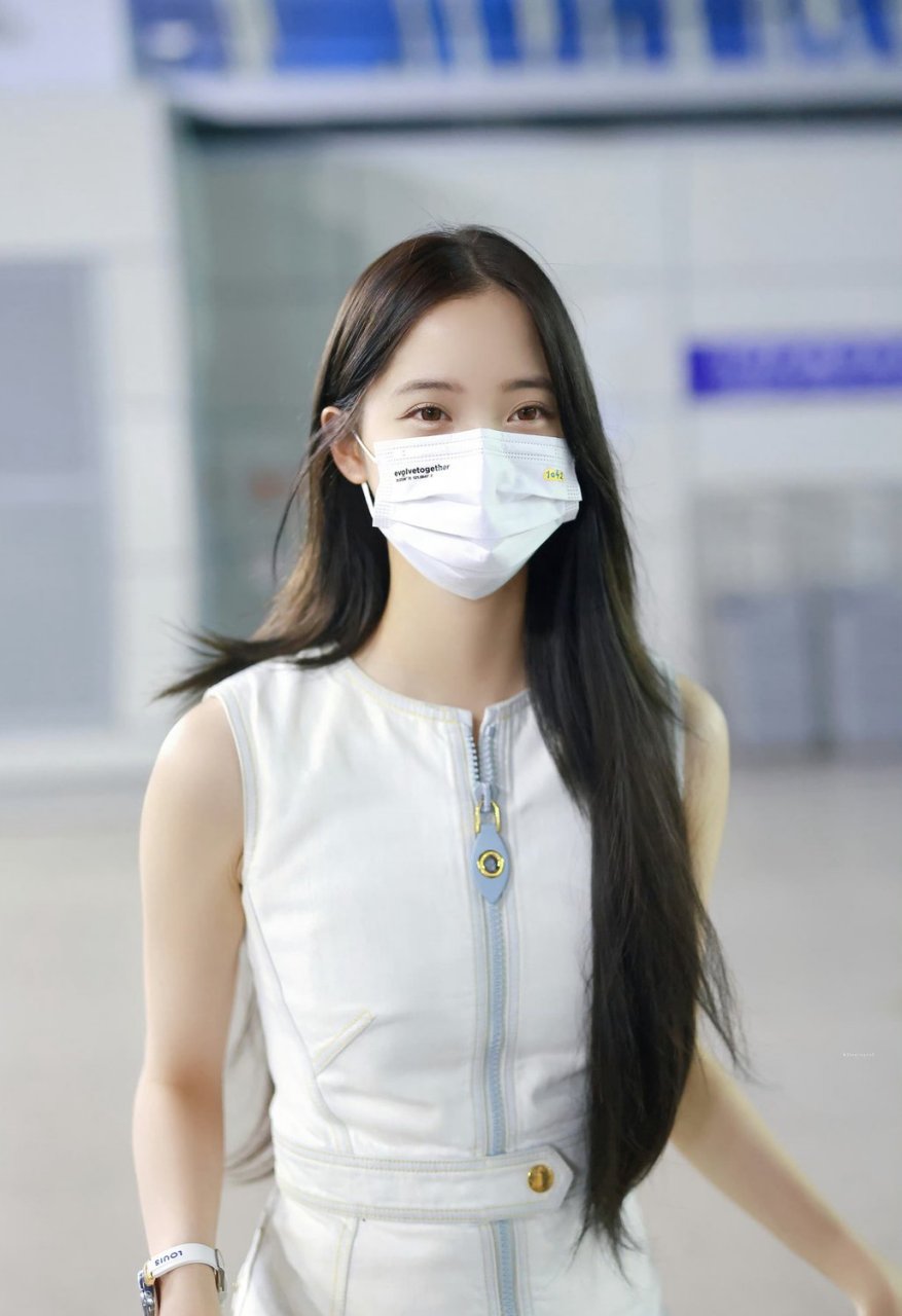 欧阳娜娜230704机场穿搭,白色修身连衣裙搭配长直发造型,简约优雅有