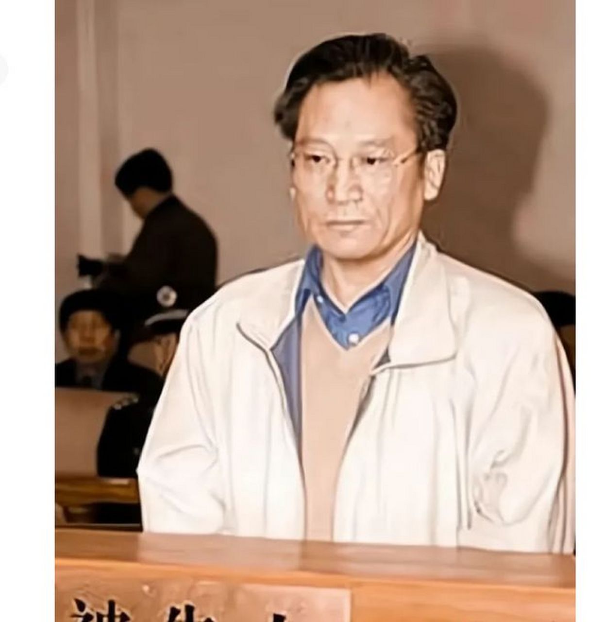 徐其耀,曾任江苏省建设厅厅长,因贪污2000多万元而被判处死缓.然而更