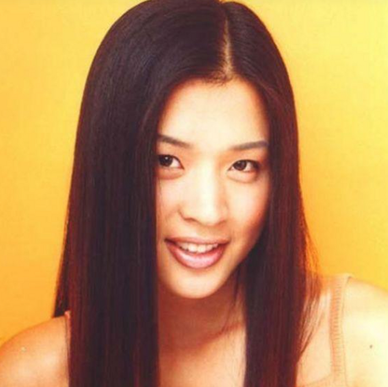 2001年,51岁的张艺谋和19岁的王海珍共进晚餐,但女方不胜酒力,回酒店