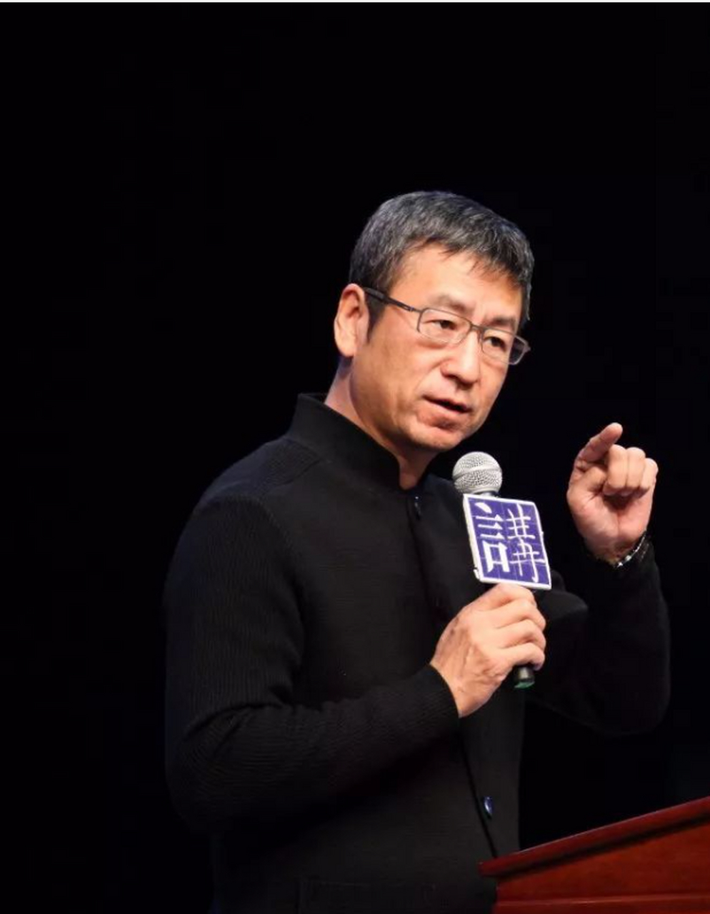 白岩松的儿子白清扬一向以学业优异而闻名,高考那年他顺利考入了伦敦