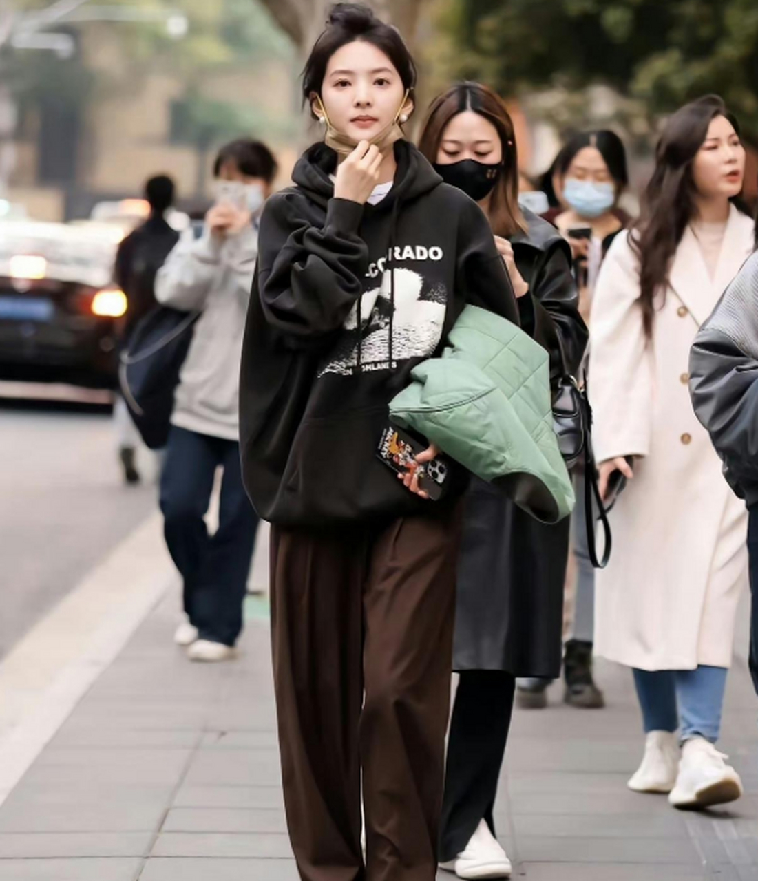 章若楠上海街拍,休闲时尚,自在随性,穿搭真的蛮舒服.