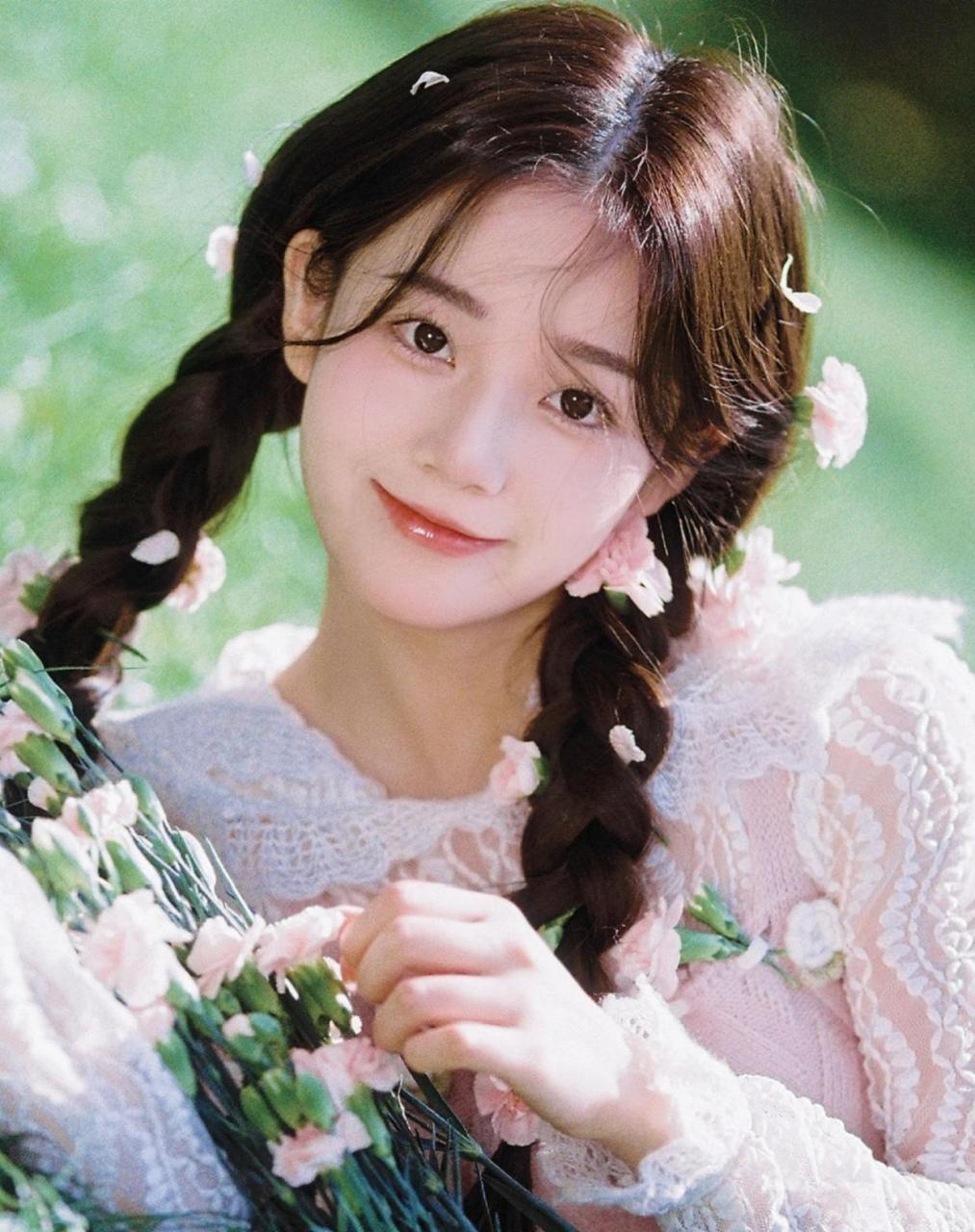 假如你发量很多,快来试试元气满满的,低双马尾编发写真吧