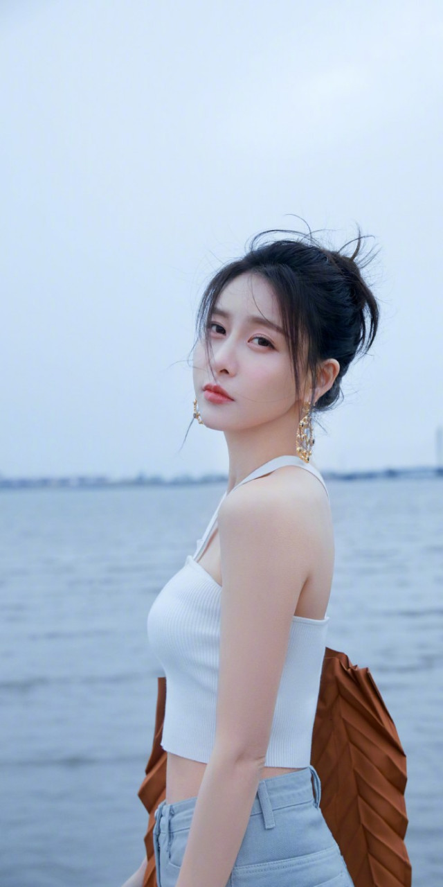 星闻#  贾青假日海边美拍壁纸,白色吊带小可爱,唯美清新,治愈力满 !!