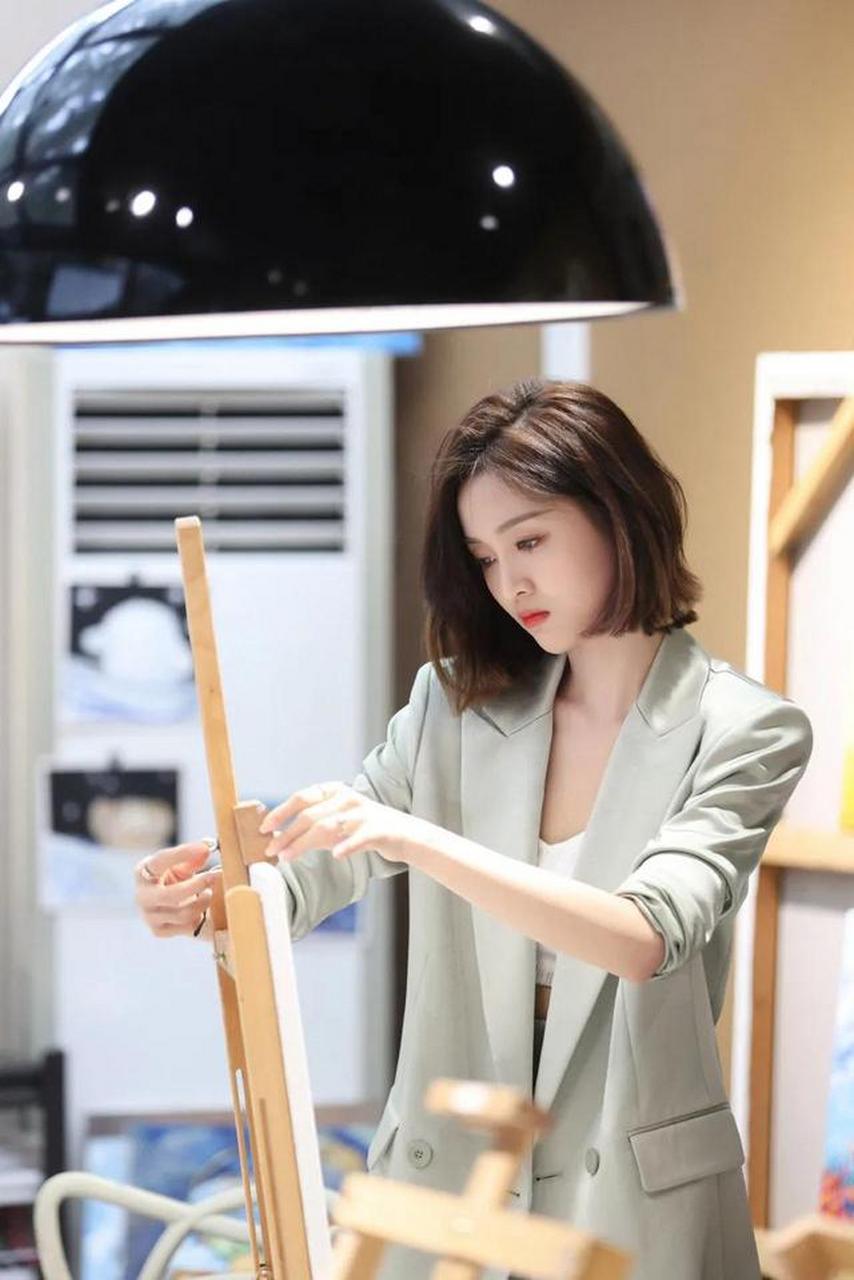 吴宣仪身穿浅绿色西装套装配小白鞋,凸显优越身材,散发迷人魅力