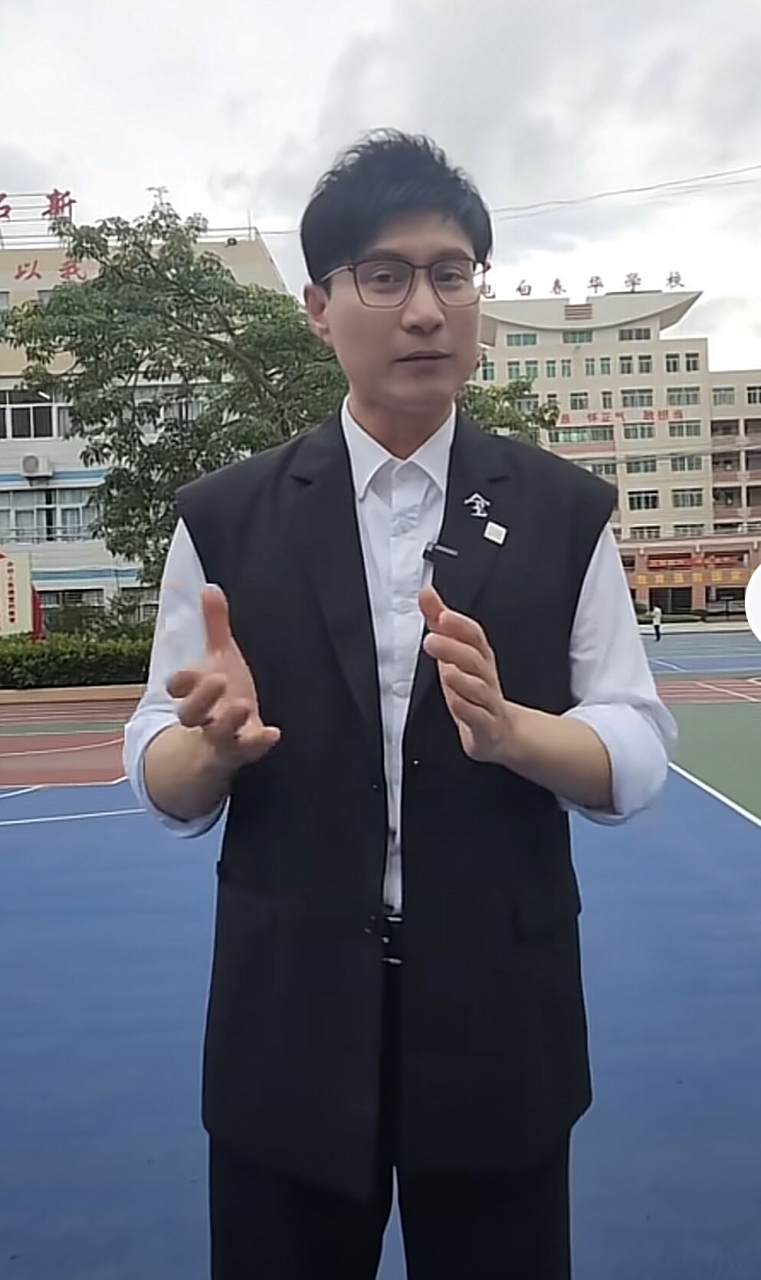 任永全表示:"任懿高考加艺考合成总分,位列粤语播音主持的全省第三名"