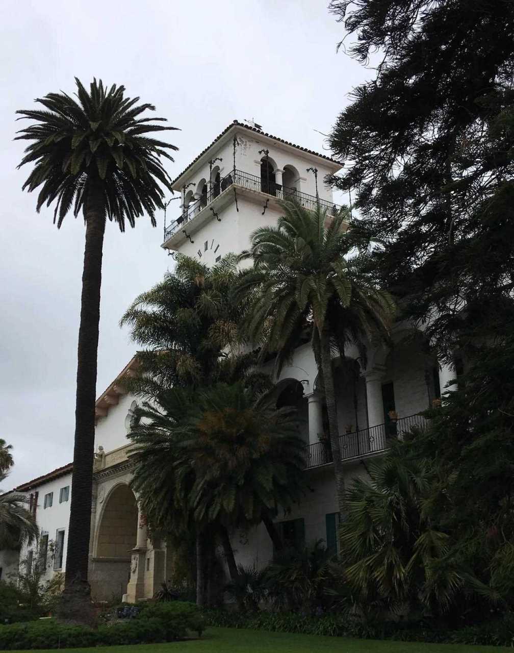 美国南部加利福尼亚圣芭芭拉小镇是一个滨海度假胜地,也是富人区,县治