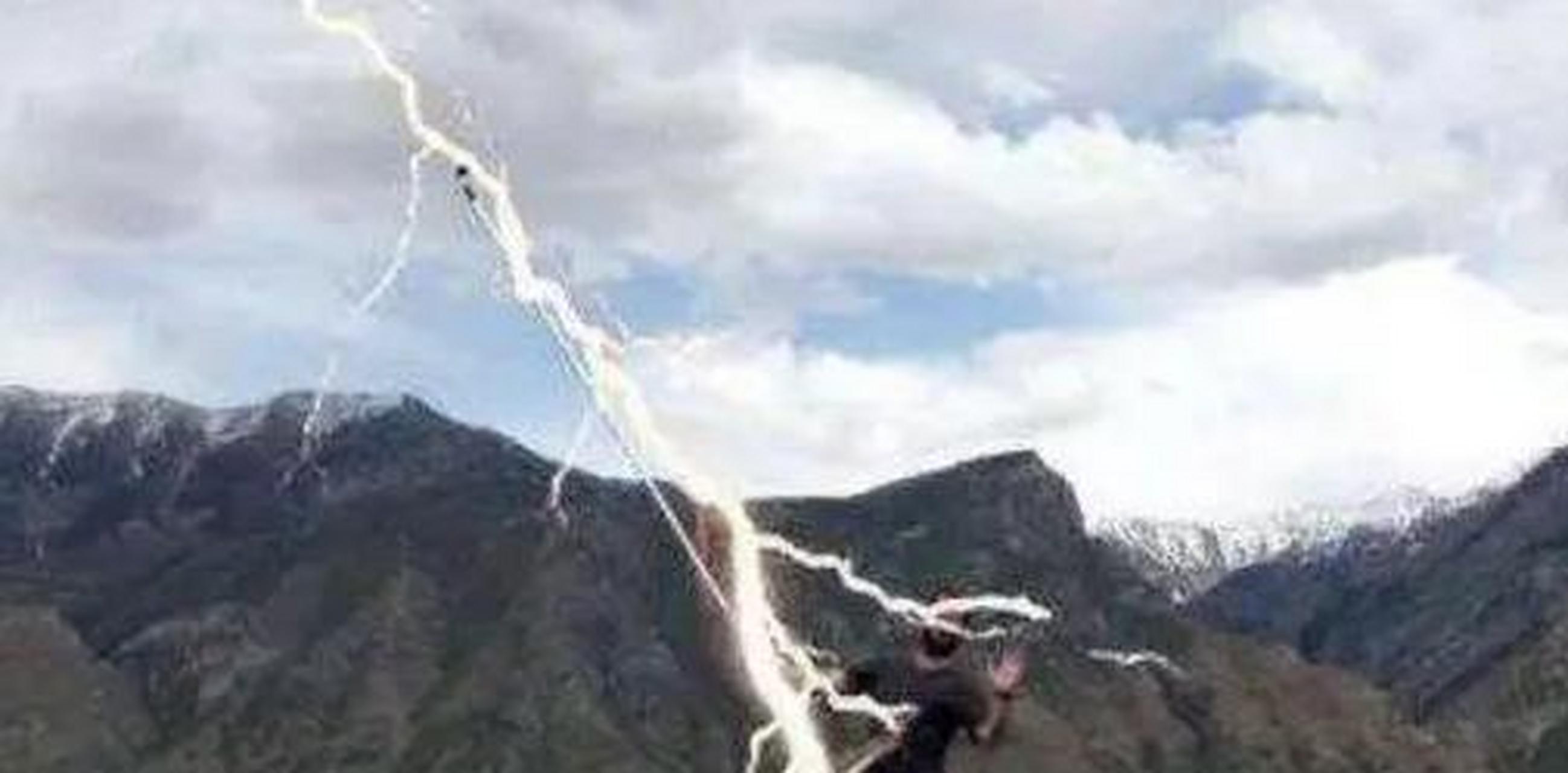 两年前我们村一个被雷劈死的人,他装死!前两个月我还亲眼见到他了!