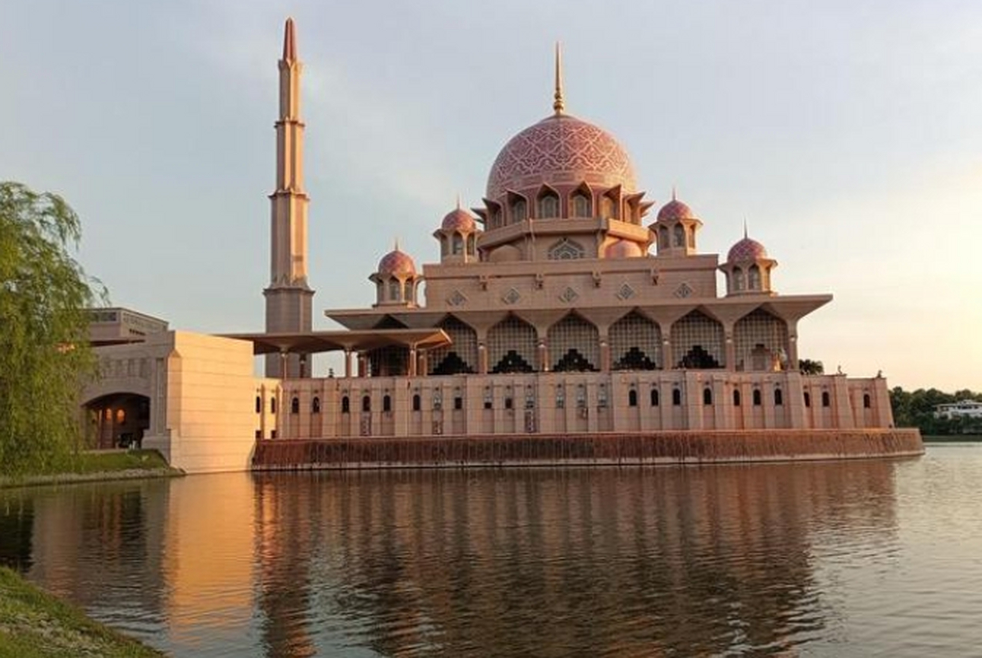 马来西亚粉红清真寺,这座东南亚最大的水上清真寺,位于吉隆坡布城中心