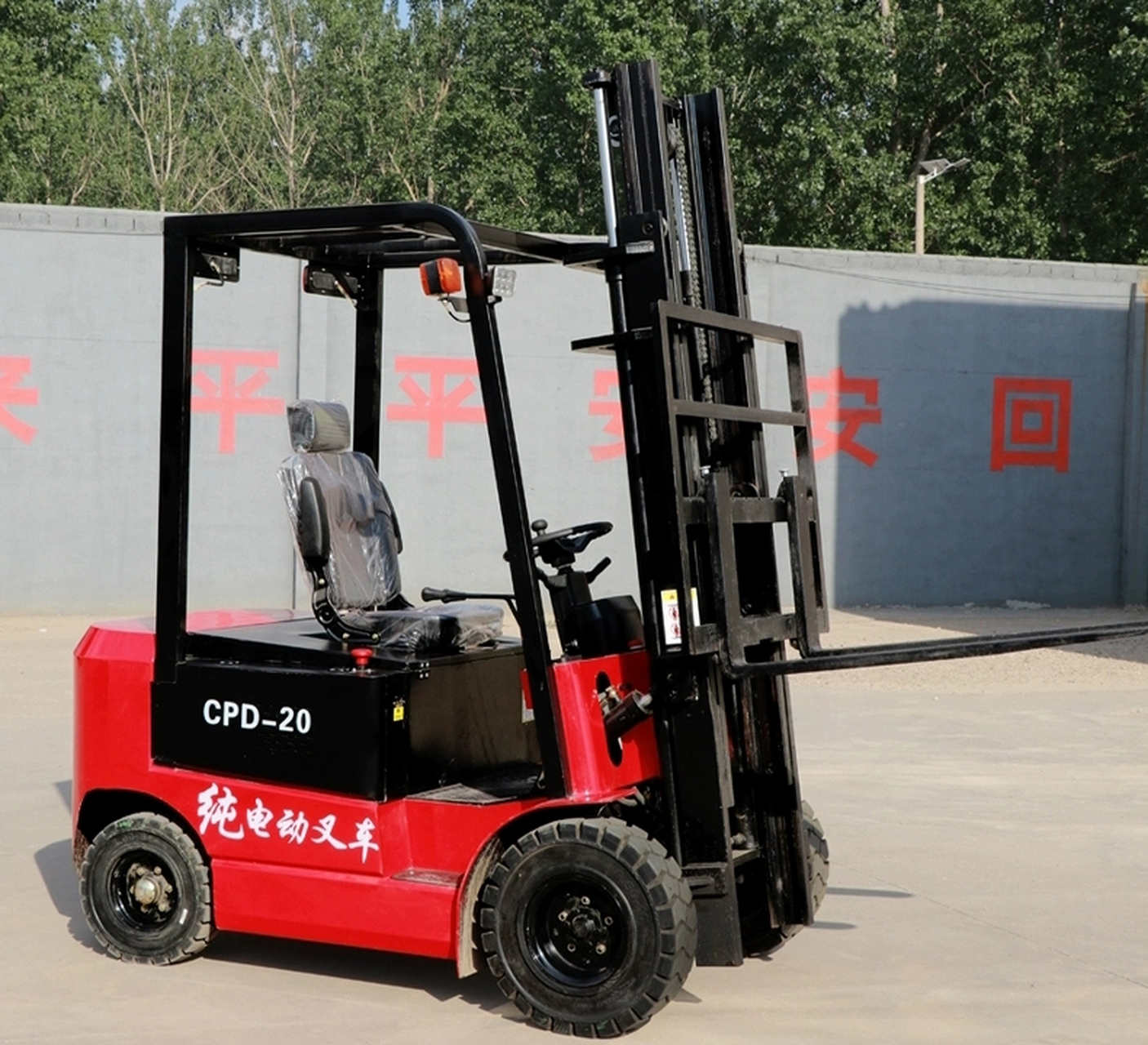 电动叉车的工作原理 电动叉车通过电池组提供的电力驱动电机,使车辆