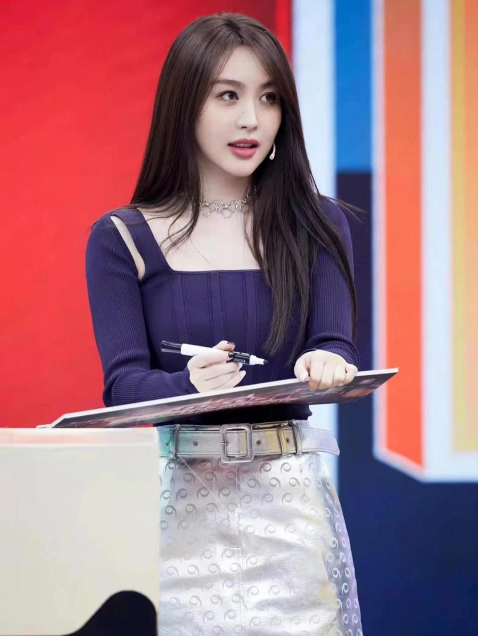 李菲儿风格多变的大美女 整理了李菲儿几套的出圈穿搭 完美的身材加上