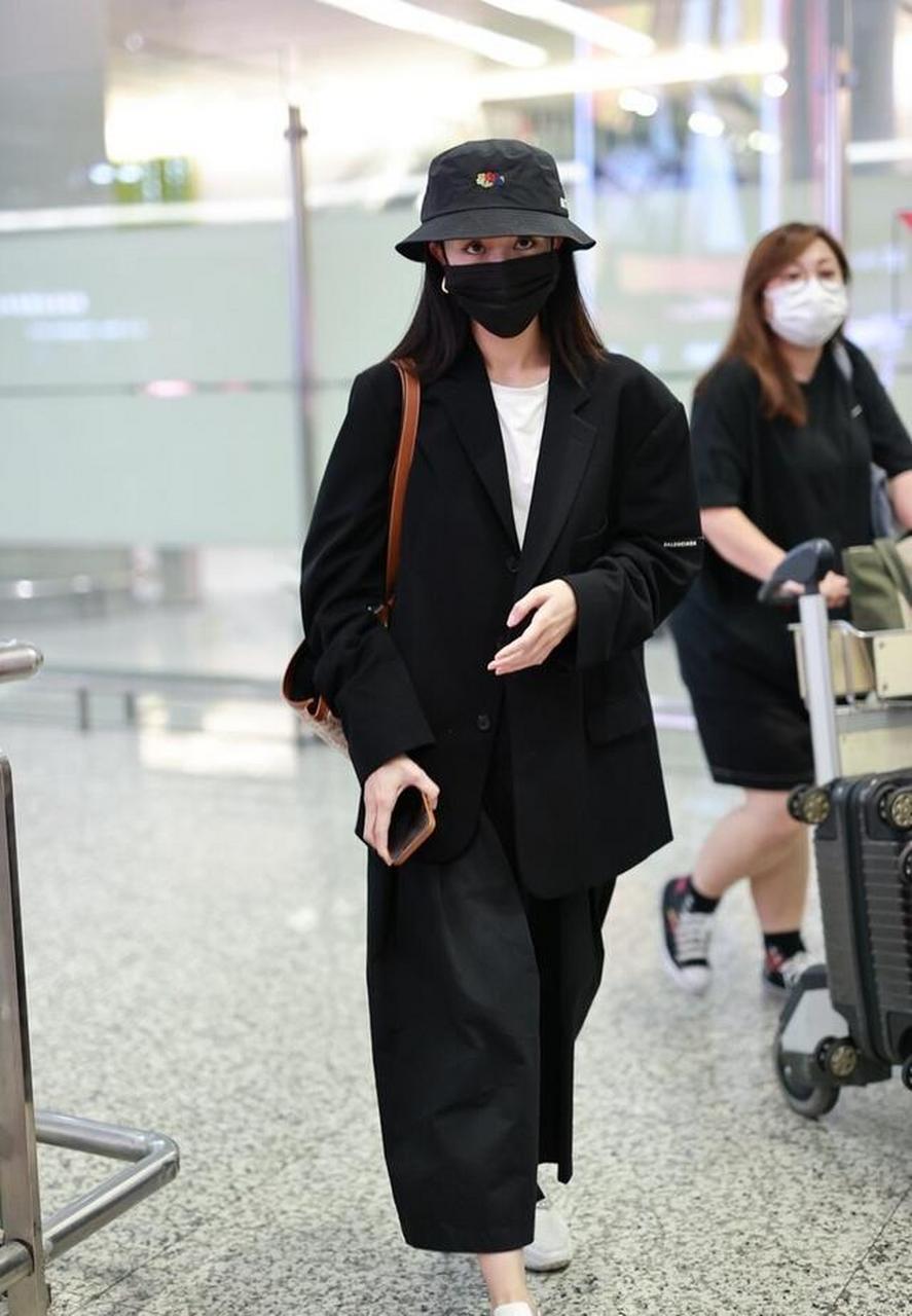 文咏珊黑色廓形西装搭阔腿裤飒气有范