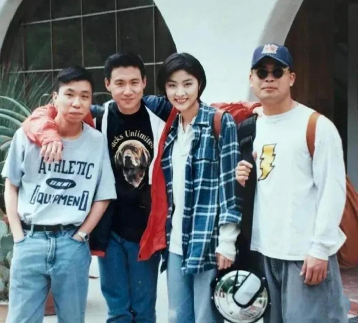 在上世纪90年代的合影中,我们可以看到张学友,陈慧琳和他们的两个朋友
