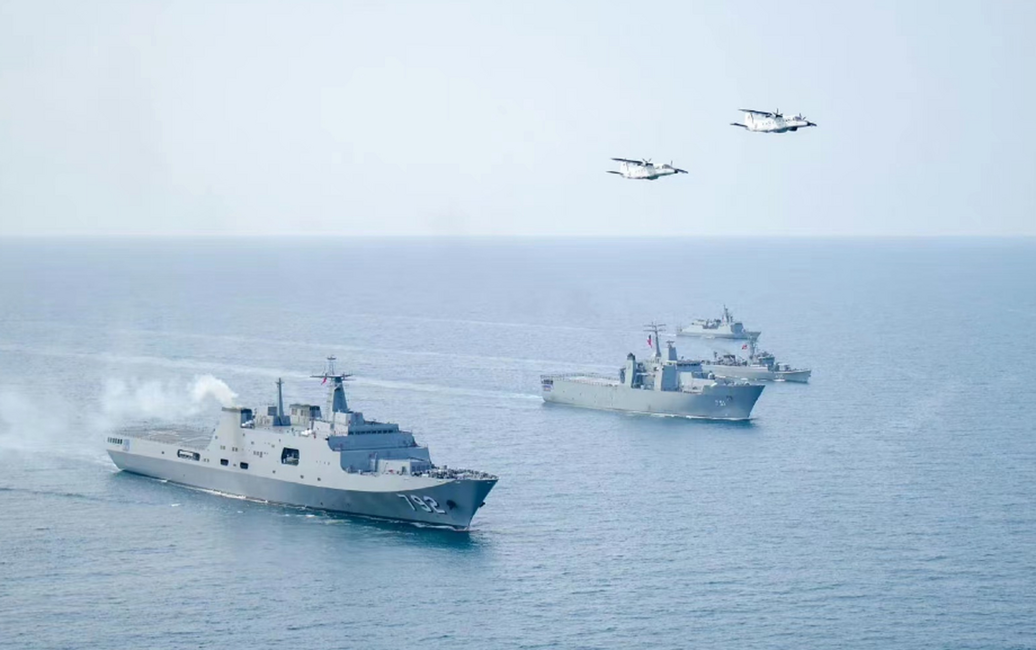 近日,泰国皇家海军最新型的071et型船坞登陆舰"象岛号"向媒体开放,向