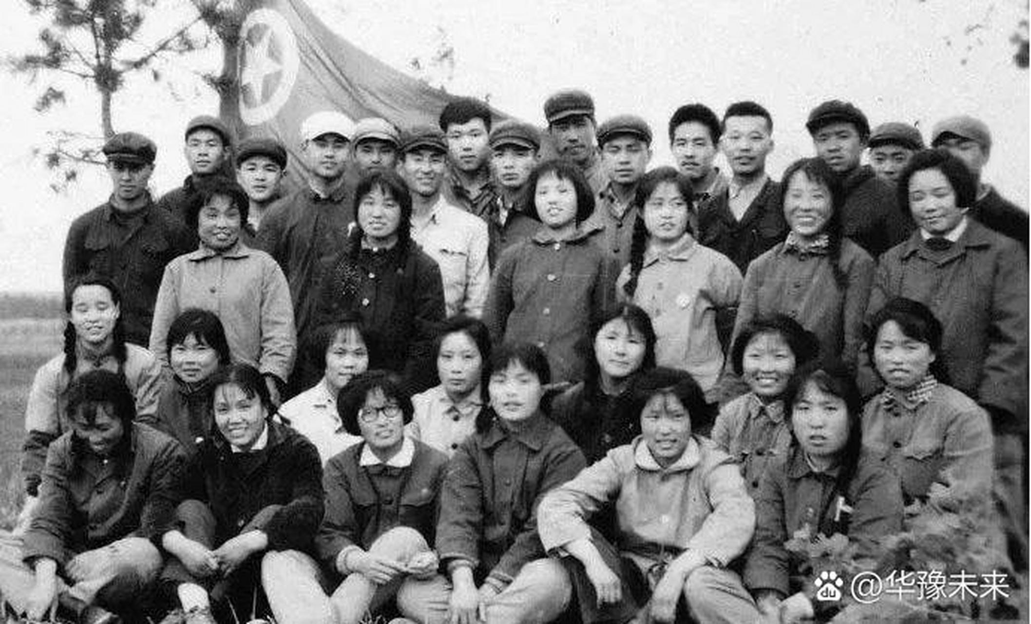 2008年,十几个兵团知青,一起重返故地黑龙江绥滨农场,追寻青春记忆.