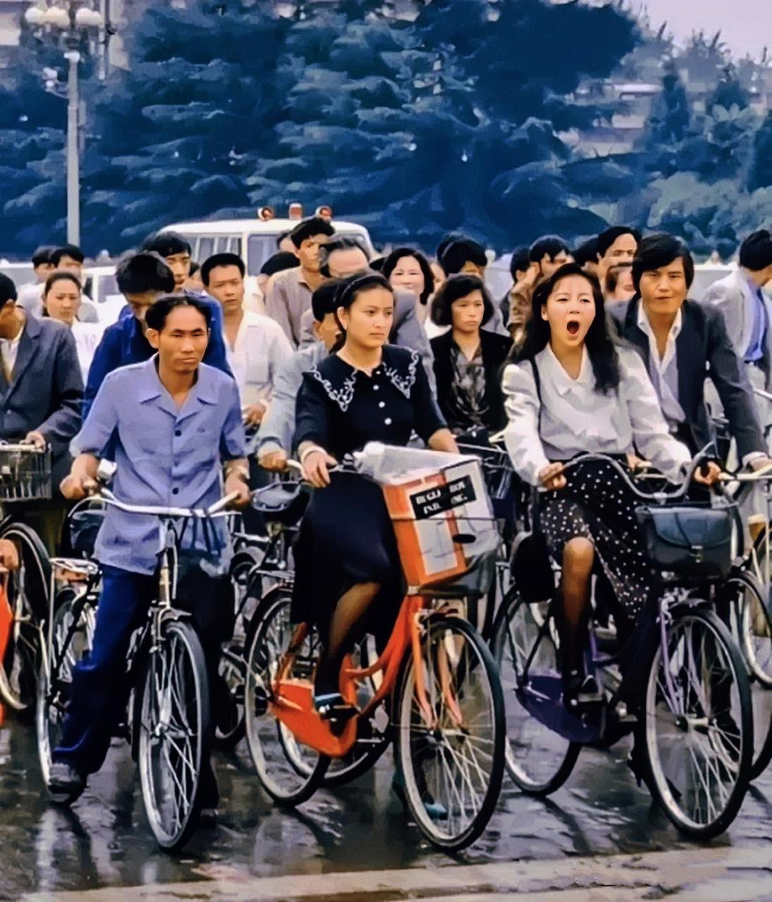 人群中,有一个特别亮眼的女孩,她穿着时尚的衬衫,波点裙,斜挎着小黑方