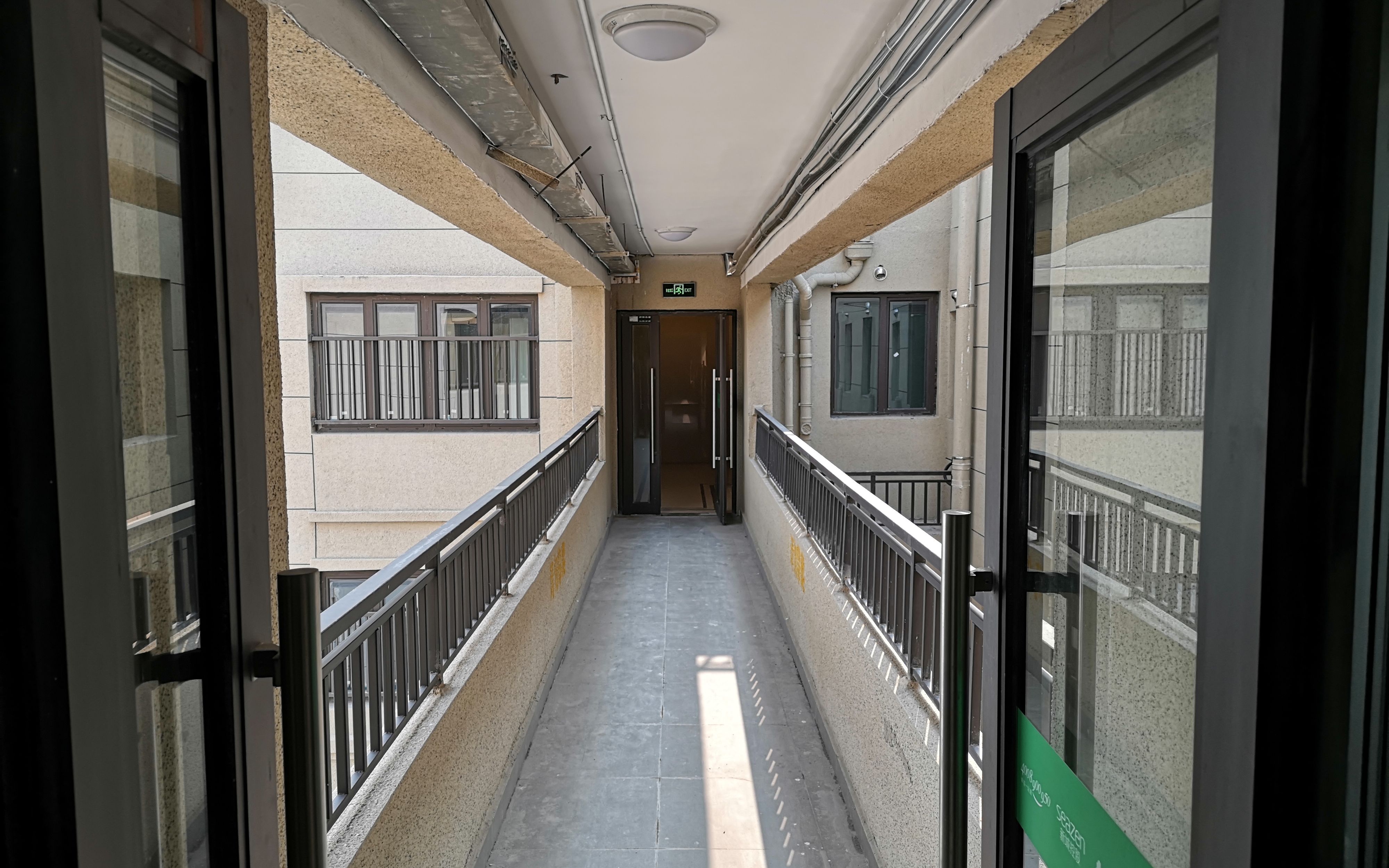 长长的连廊,封也没办法封,先不去说物业了,就是中间户也不会同意的!