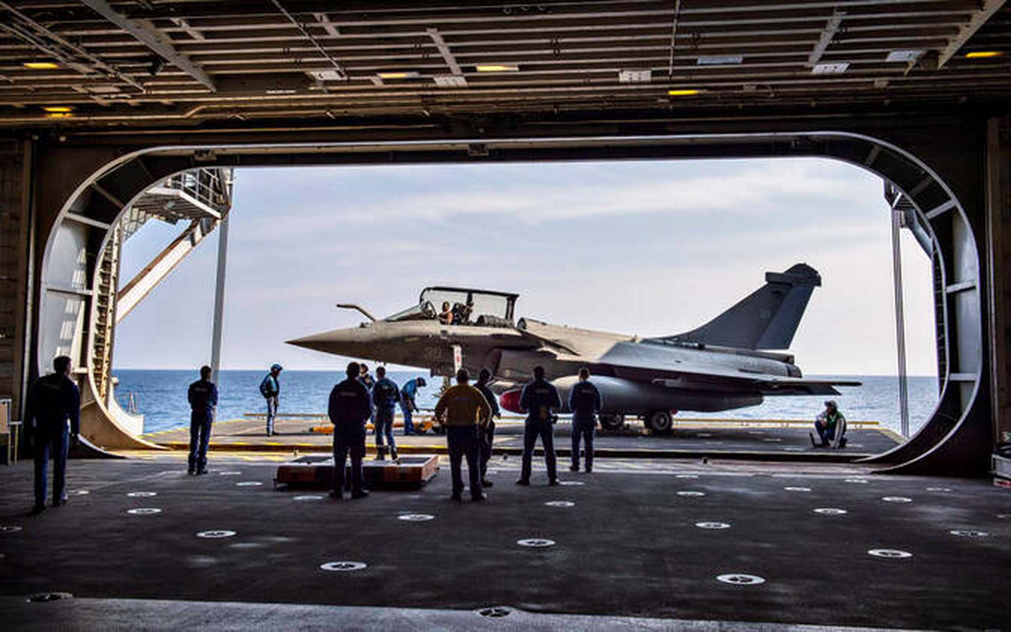 法国海军阵风m舰载战斗机在不同航空母舰升降机上的图片,也不知道以后
