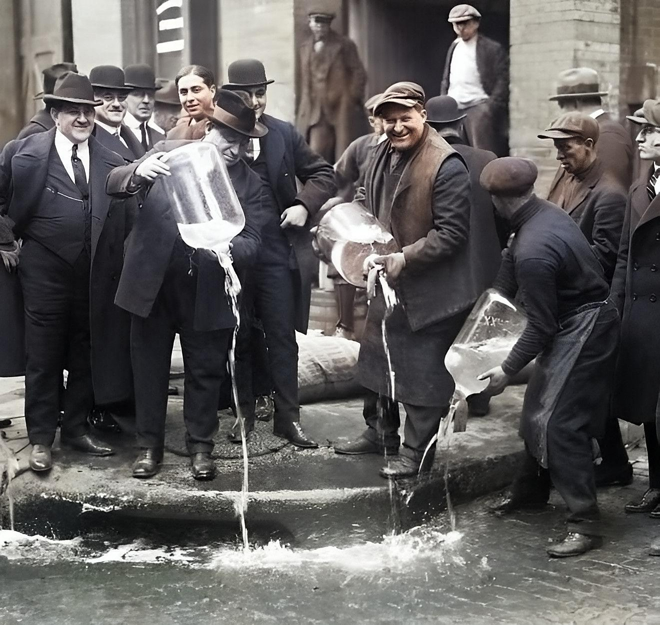 20世纪20年代的上世纪,美国纽约山,工人们都把酒精倒进了下水道,当时