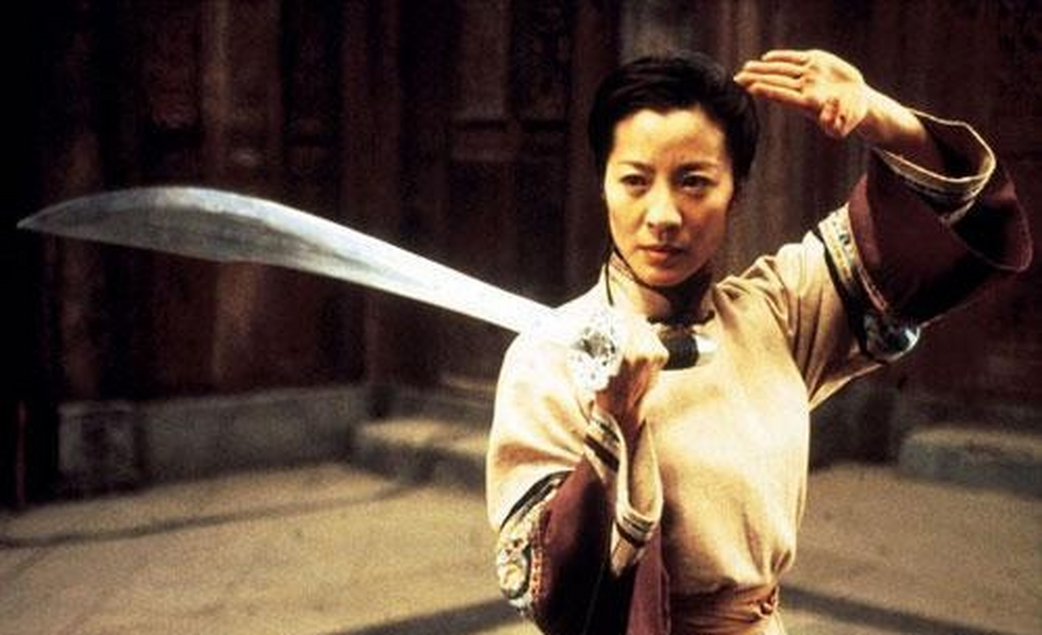 在和成龙一起合演的《a计划》中,饰演海盗头子"罗三炮"一角,独战"成家