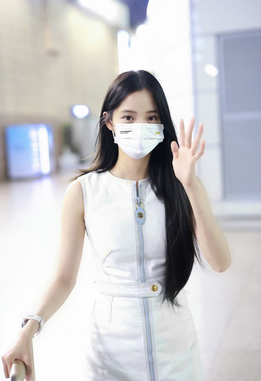 欧阳娜娜230704机场穿搭,白色修身连衣裙搭配长直发造型,简约优雅有