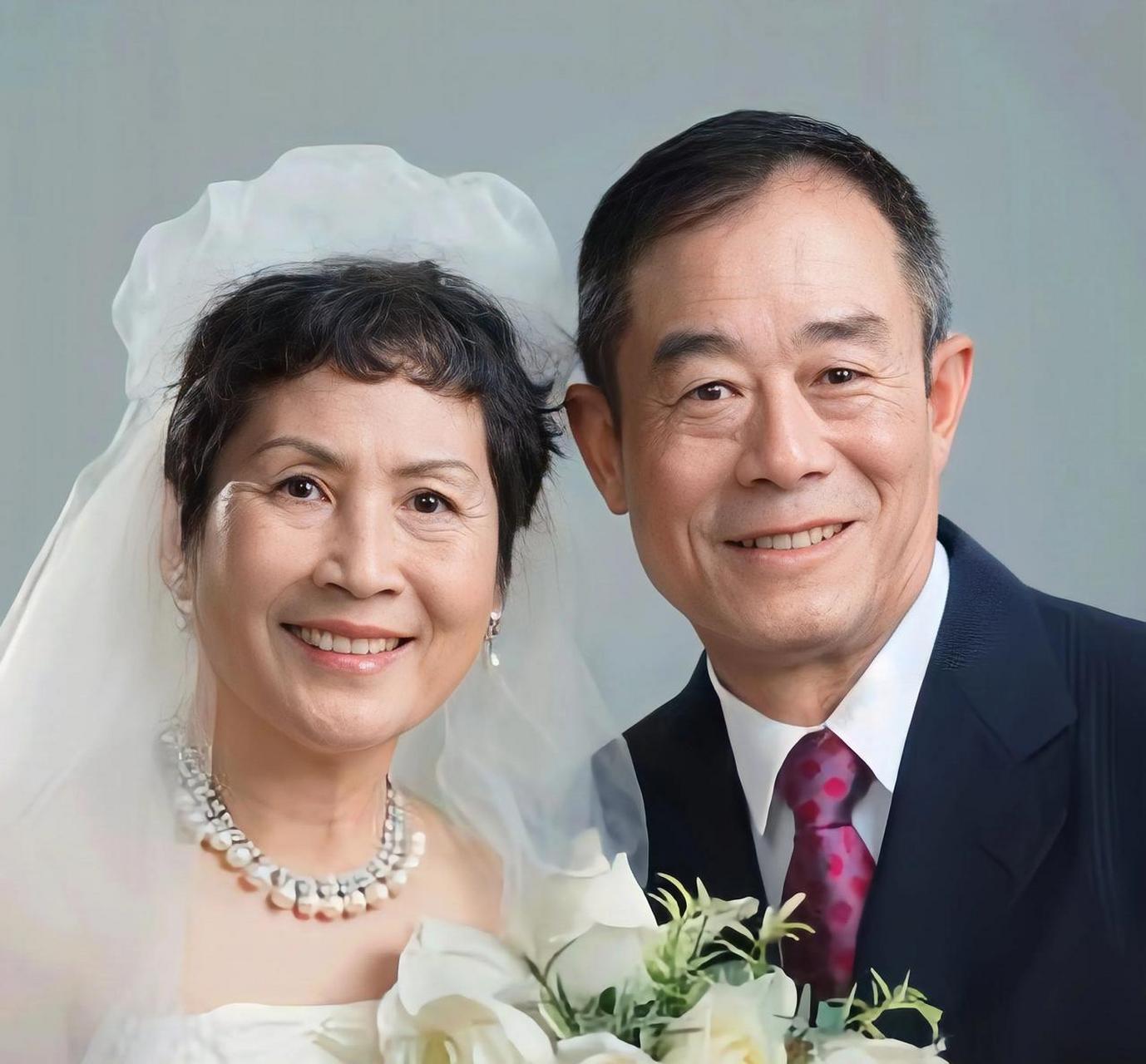 四十年前,一对夫妻在照相馆拍下的结婚照,那时的他们还只有二十多岁