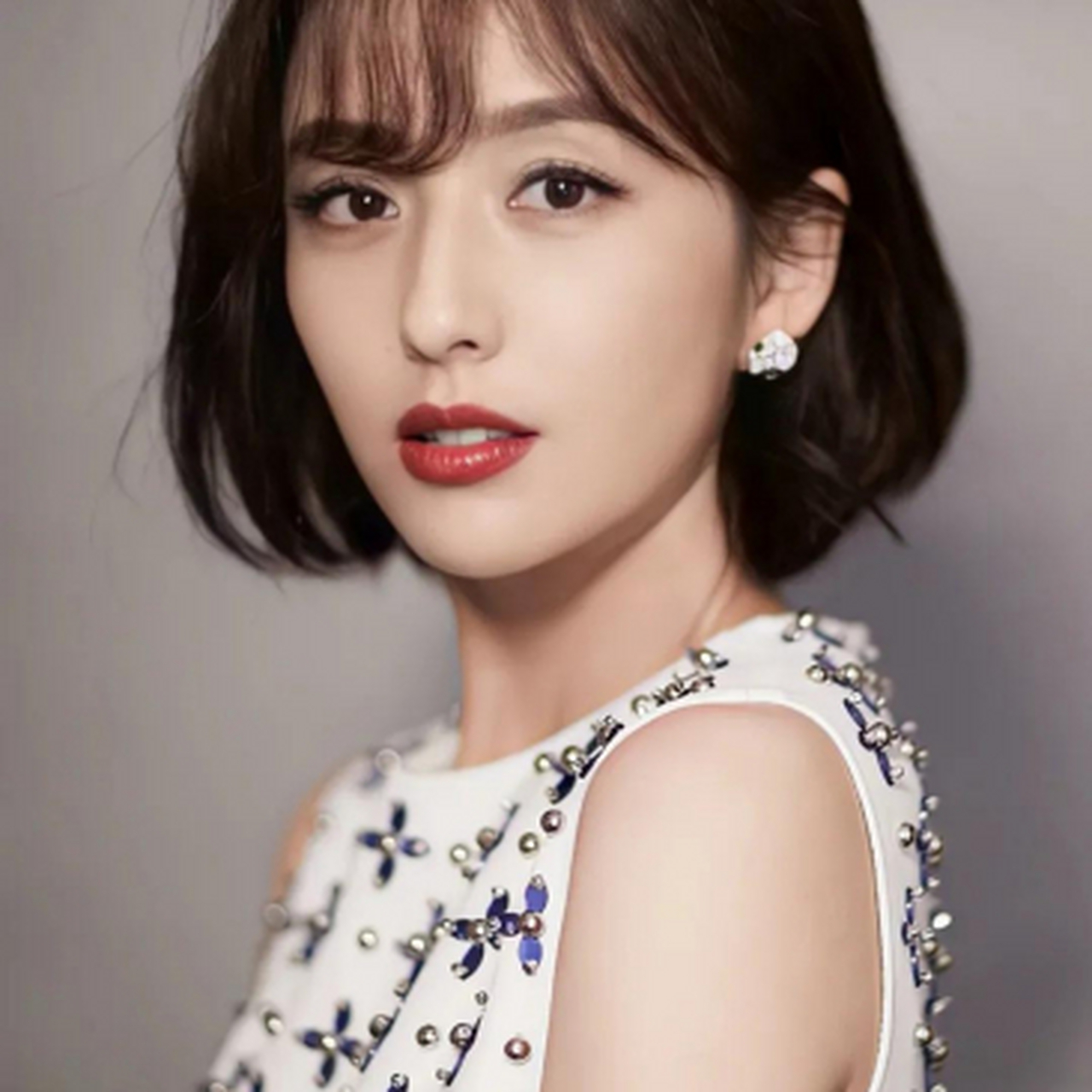 佟丽娅,一位清秀佳人,拥有一张典型的东方脸孔,典雅端庄,魅力四溢.