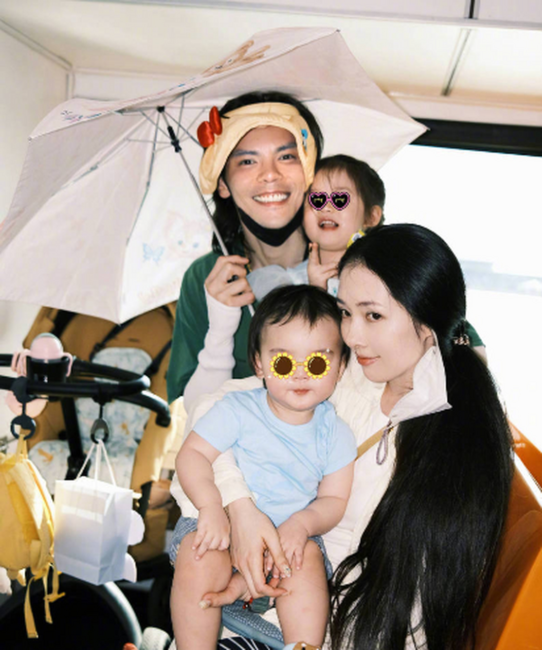 向佐在社交平台晒一家四口迪士尼游客照,图中,他和郭碧婷各抱一个孩子