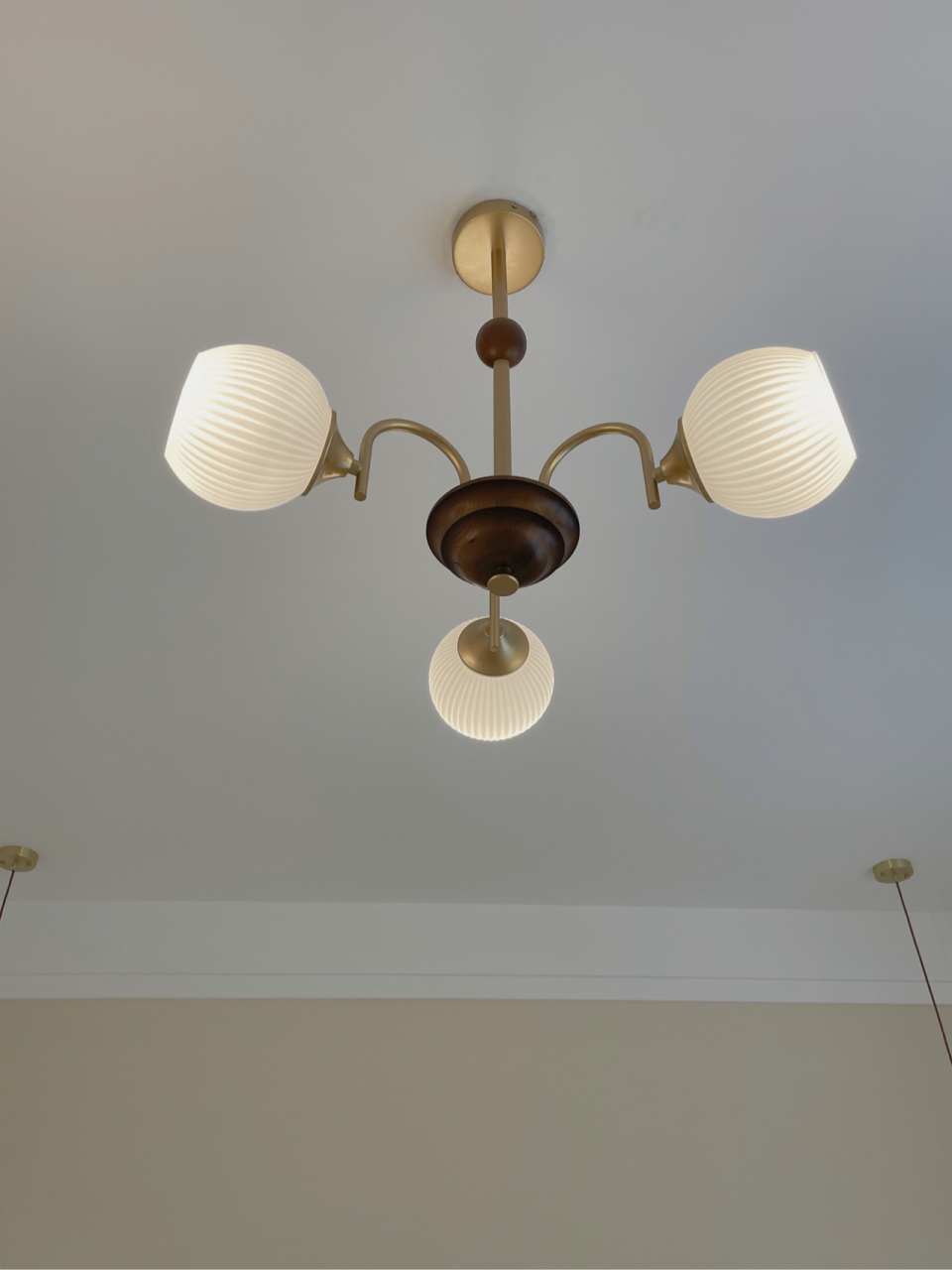 被卧室的中古风吊灯美到了 卧室主灯和床头灯分开买的,竟有种买了套装