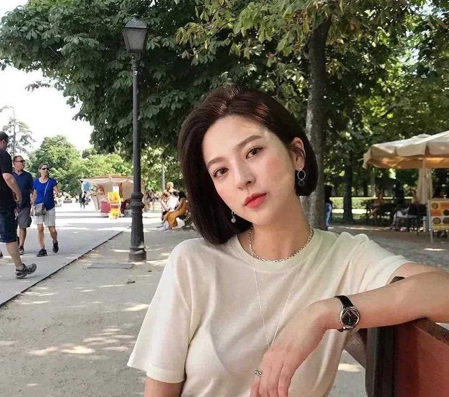 侧分的bobo短发利用两边头发贴紧脸颊,修饰出小脸,发尾则是通过一刀剪