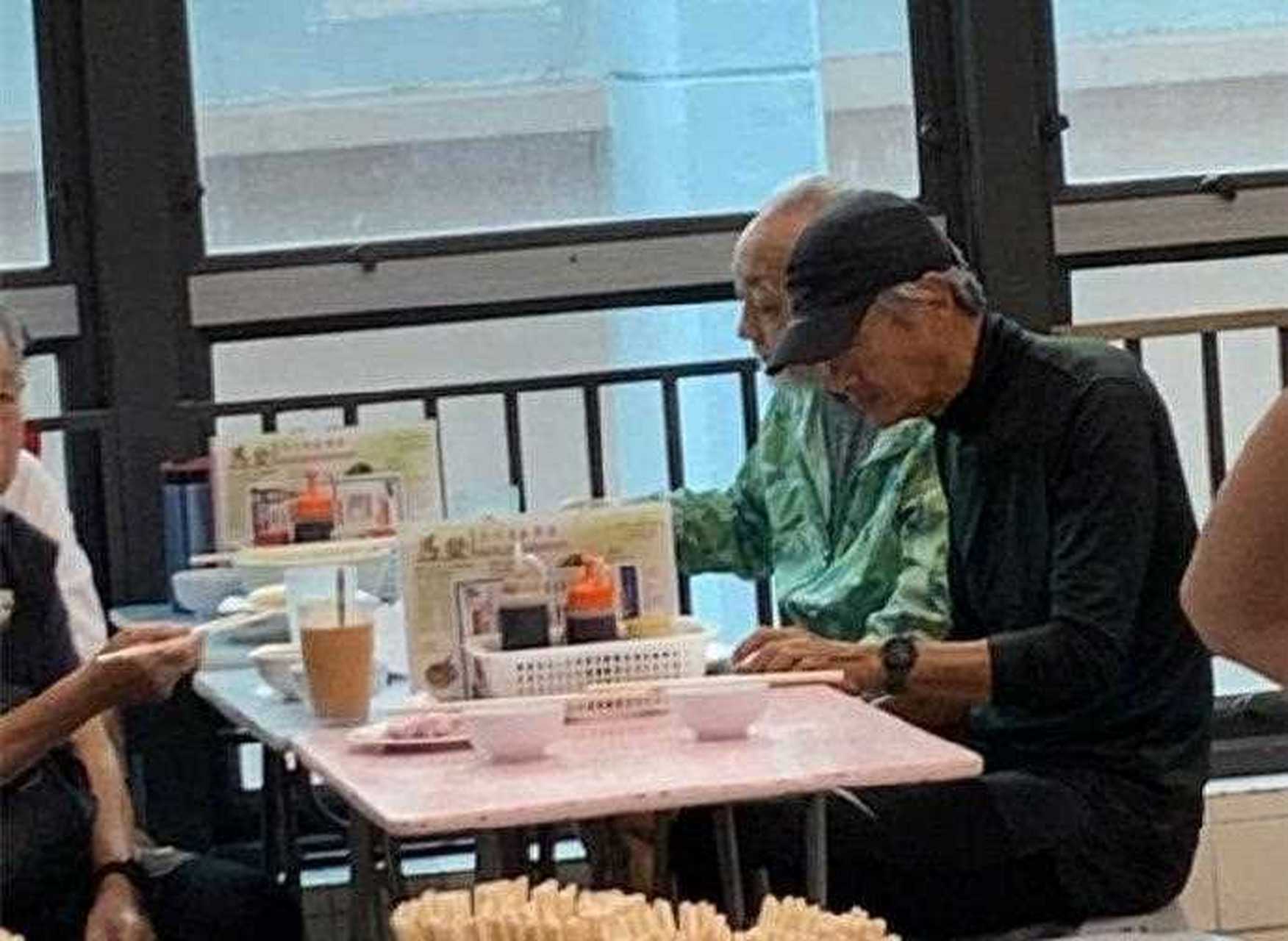 【菜市场偶遇周润发】近日,有网友吃饭偶遇周润发.