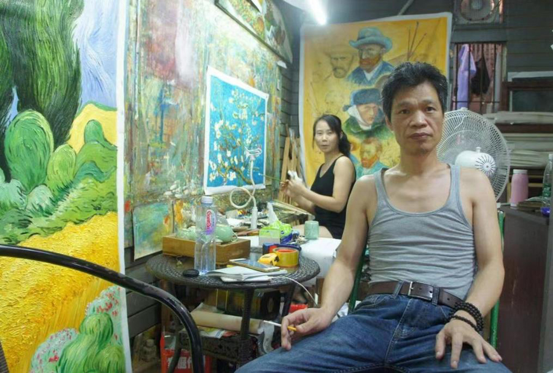 这些人中的佼佼者,名叫赵小勇,被人称为"中国梵高",他初中毕业就去