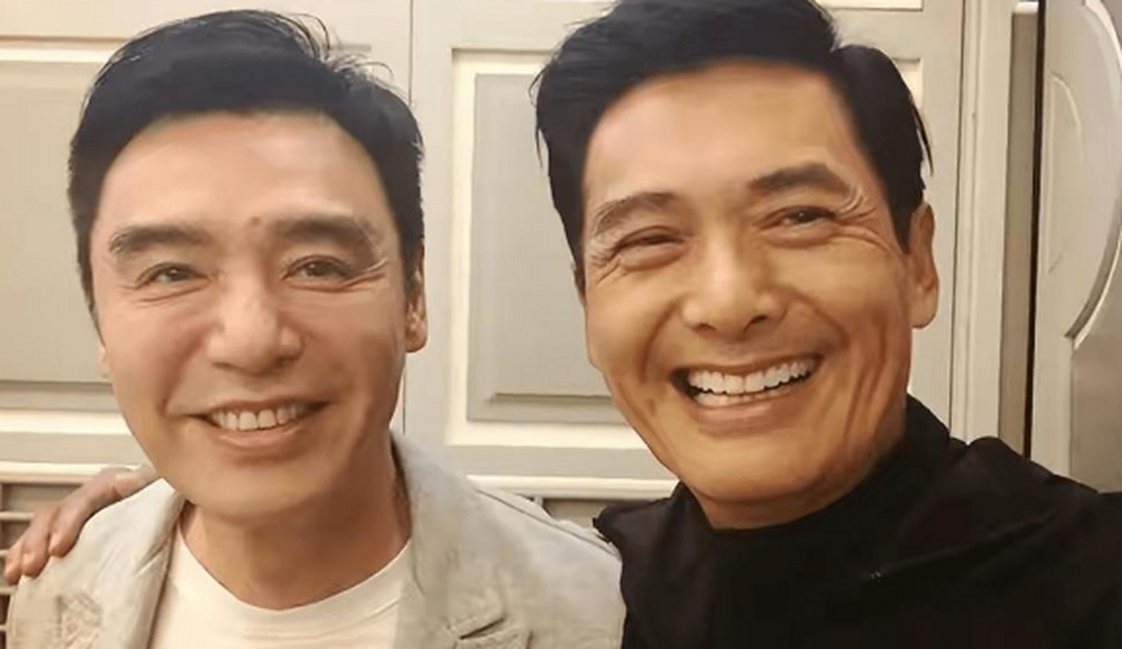 周润发钟镇涛路边摊聚餐被偶遇,发哥还主动与粉丝们握手合照.