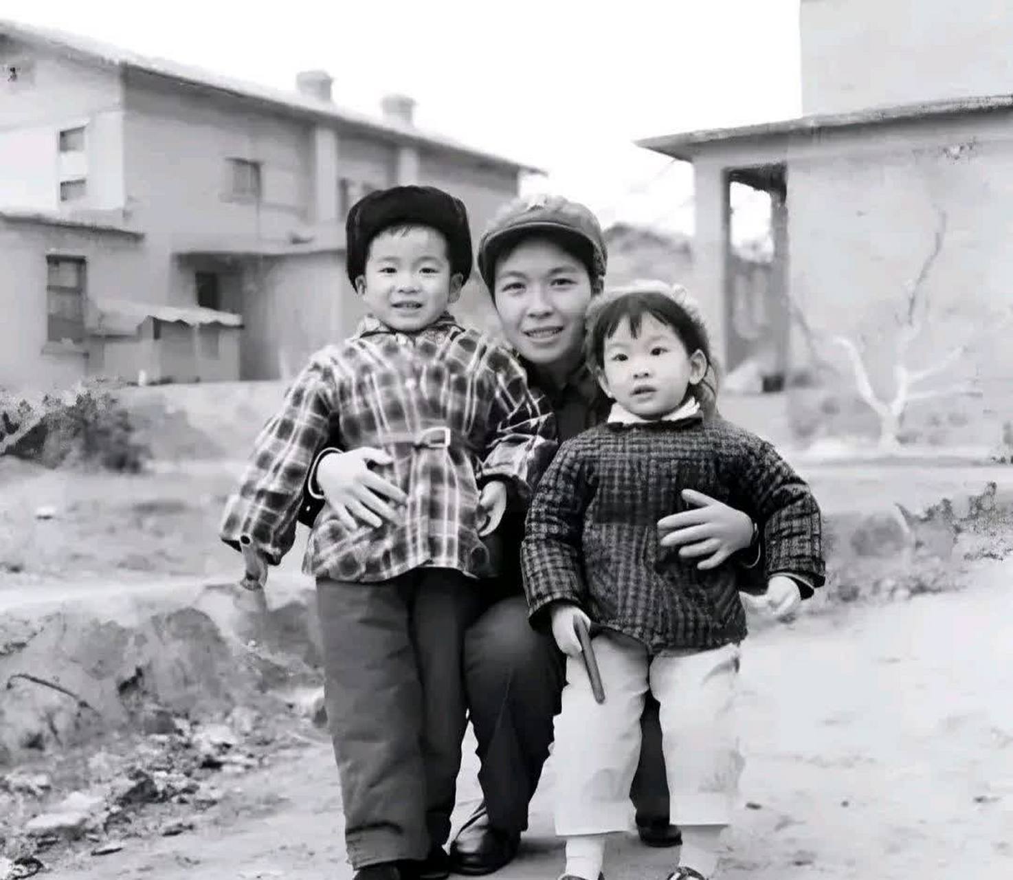 这是1968年陶斯亮与儿子张亮,女?儿陶野的一张珍贵合影.