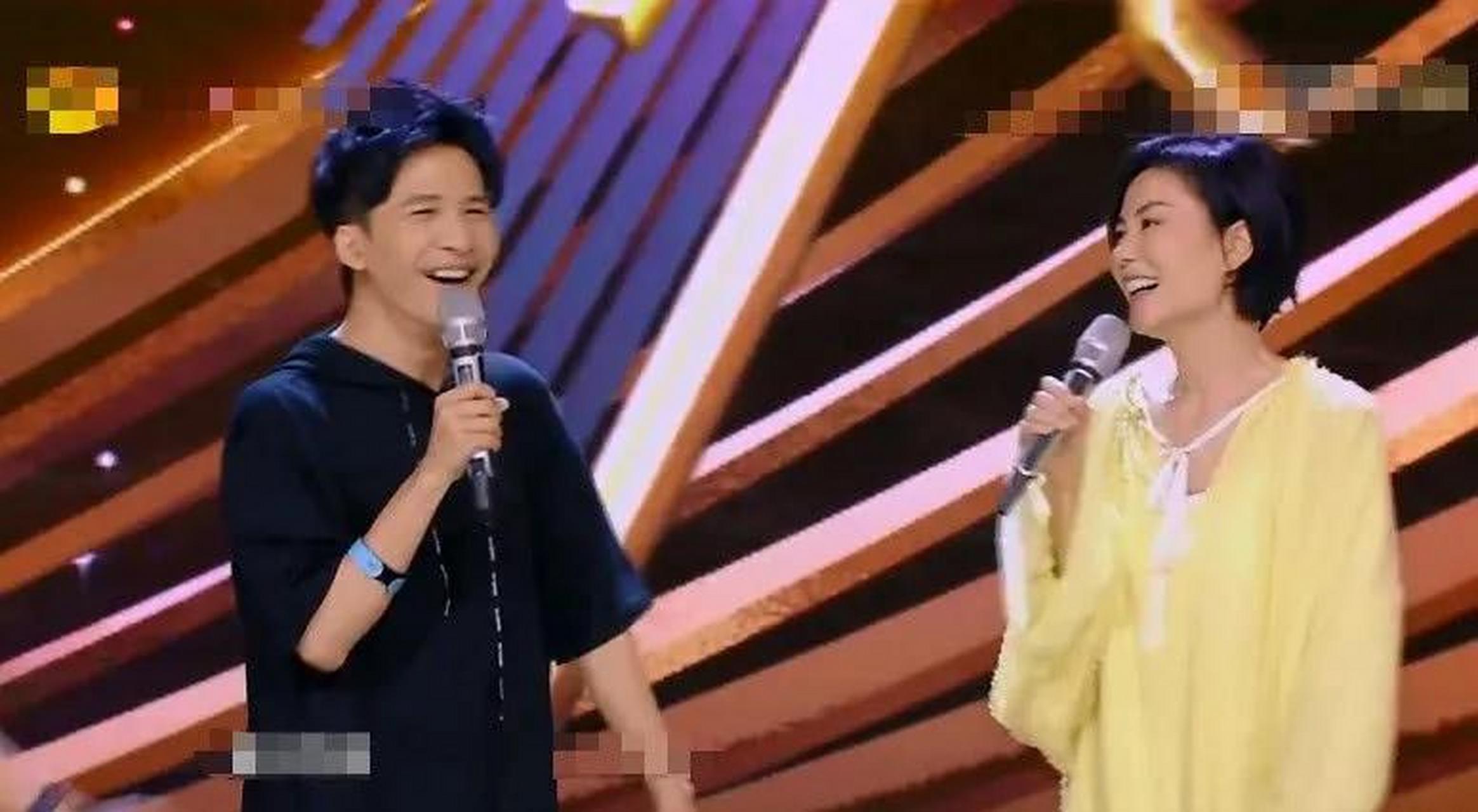 有一次,大张伟与王菲同台,他每说一句话,王菲都笑到肚子疼.