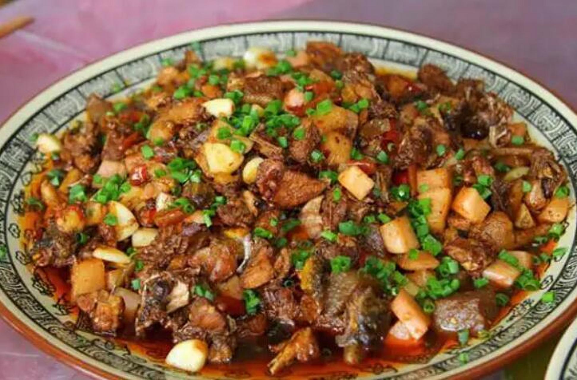 江阳酸辣鸡是四川达州的特色江湖菜,做好的菜色香味浓,入口细腻,深受