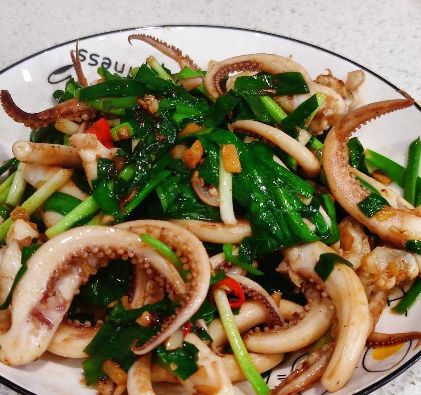 韭菜炒鱿鱼就是鲜上加鲜,太好吃了!