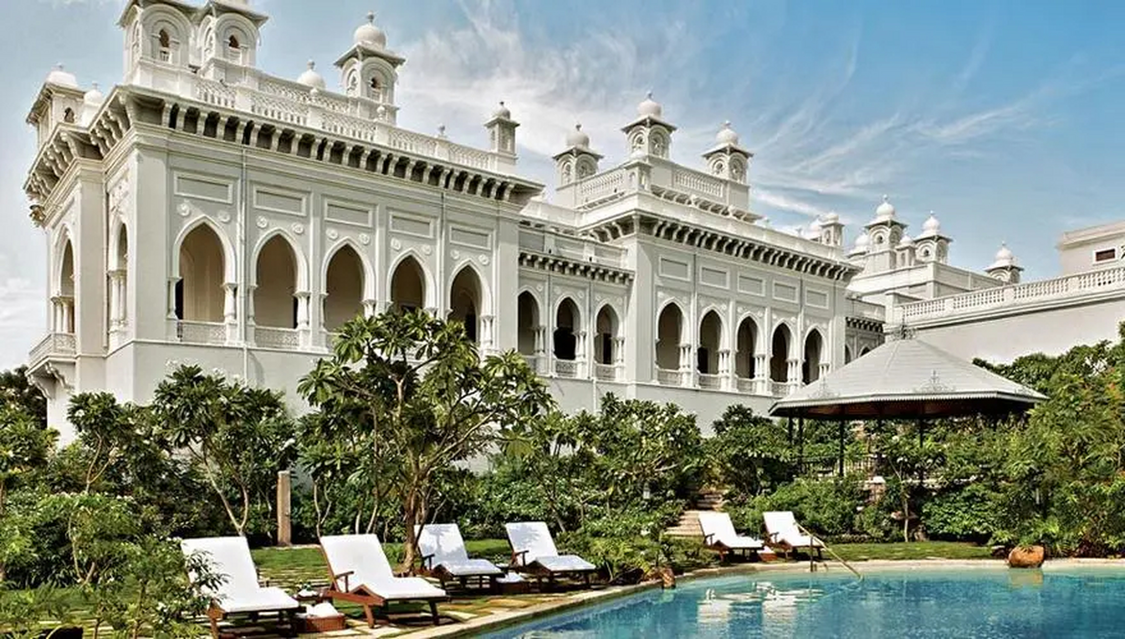 探访华夏邻国# 泰姬陵皇宫酒店:它是一个名副其实的湖中酒店,入驻